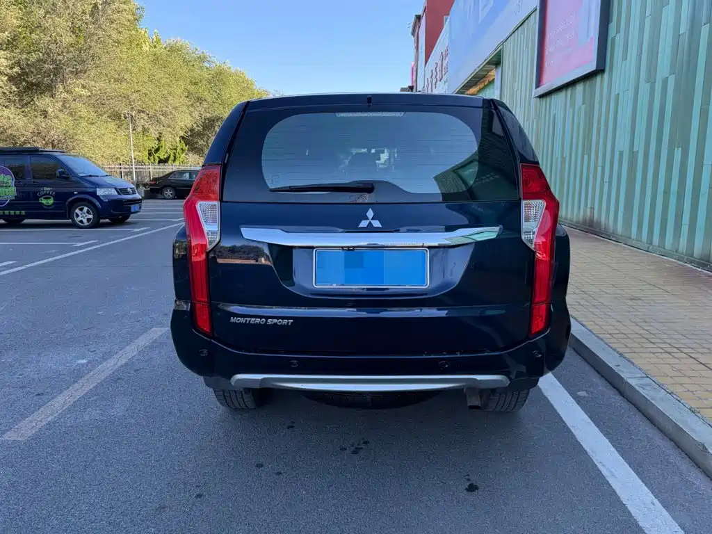 Mitsubishi Pajero (Import) — миниатюра 10