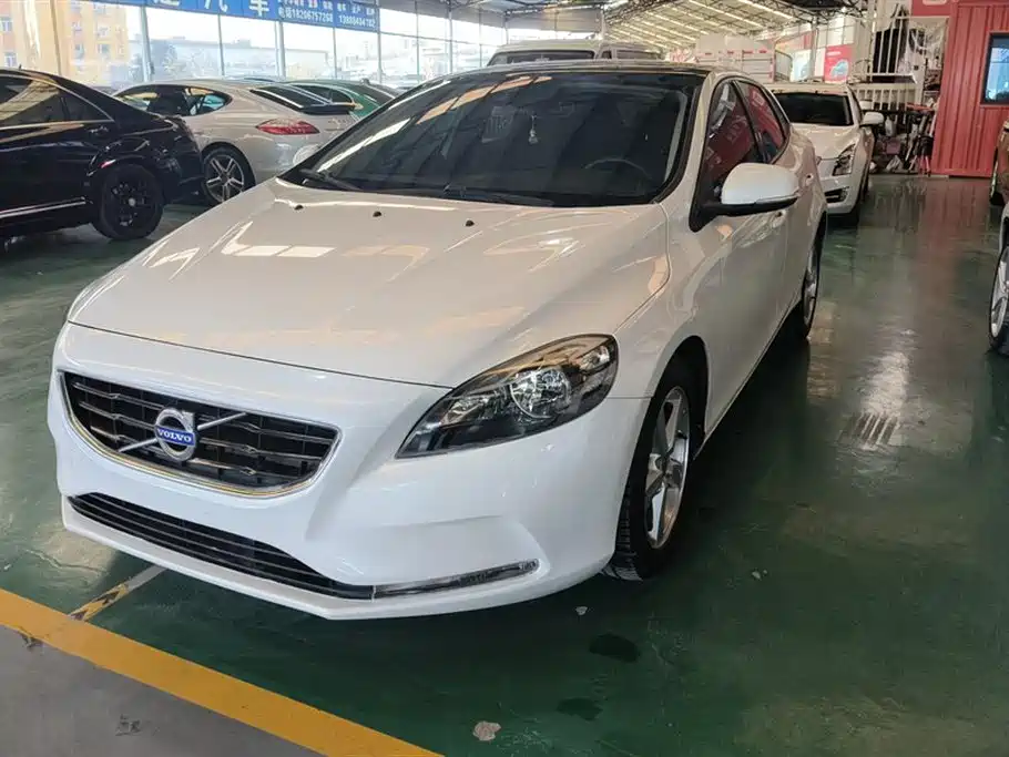 VOLVO V40