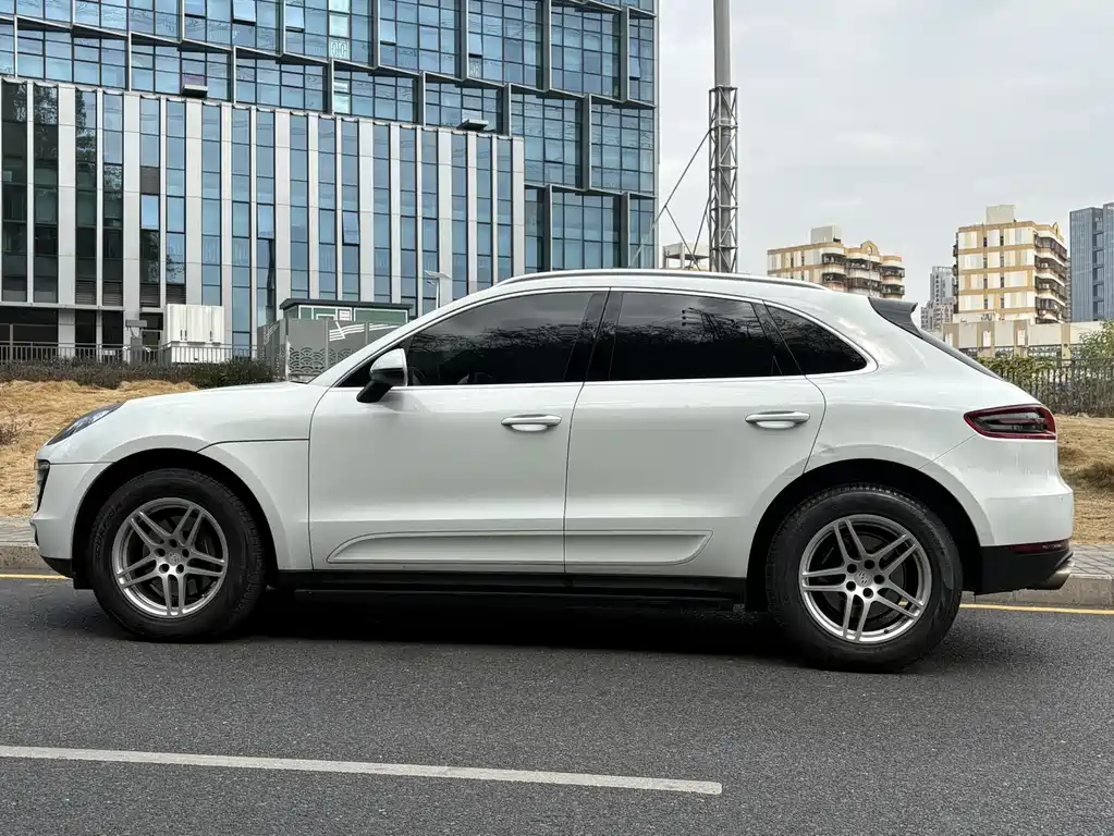 PORSCHE MACAN