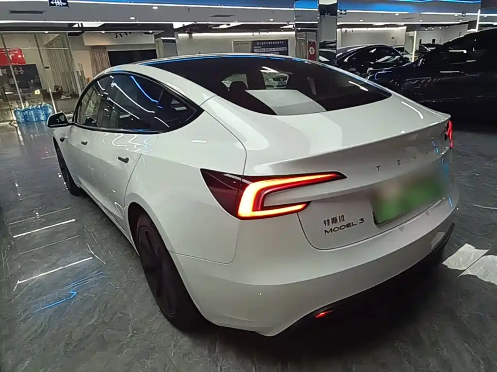 Tesla Model 3 — миниатюра 5