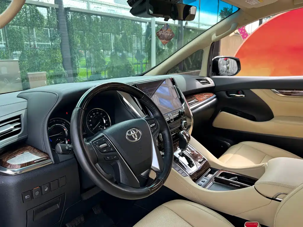 Toyota Alphard — миниатюра 9