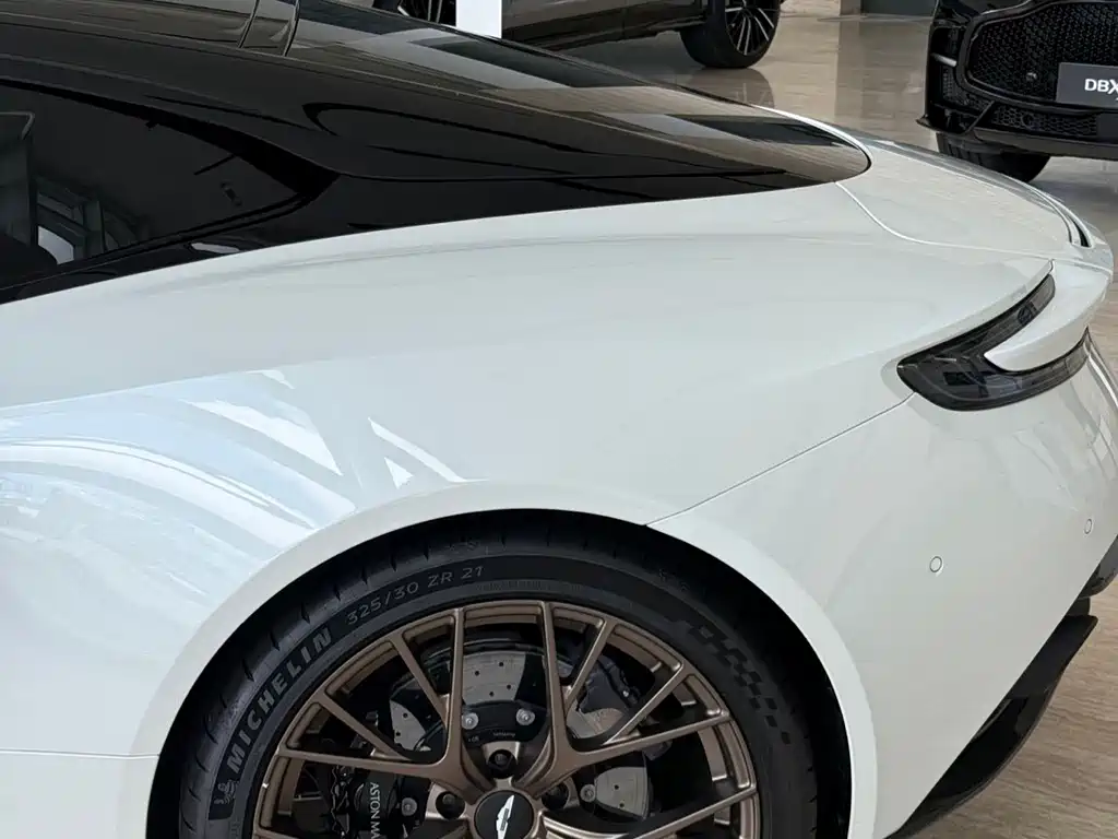 Aston Martin DB12 — миниатюра 5