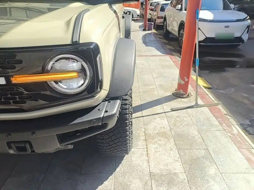 Ford Bronco — миниатюра 24