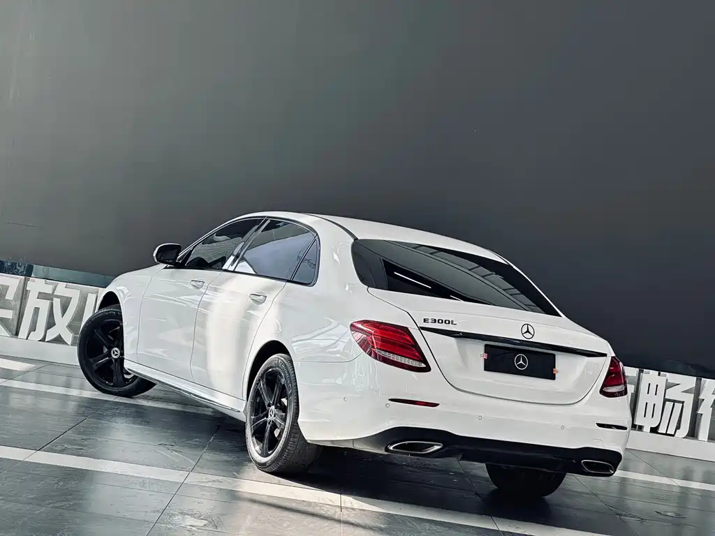 Mercedes-Benz E-Class — миниатюра 4