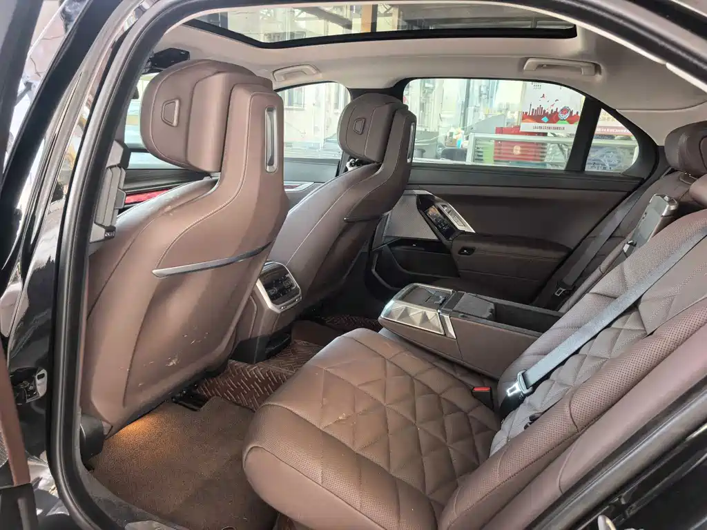 BMW i7 — миниатюра 6