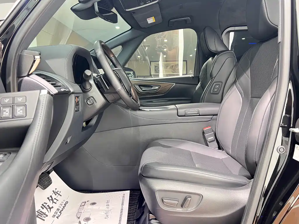 Toyota Alphard — миниатюра 12