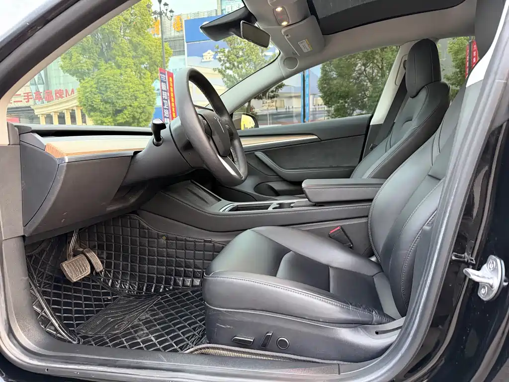 Tesla Model 3 — миниатюра 5