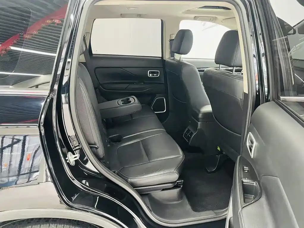 MITSUBISHI OUTLANDER