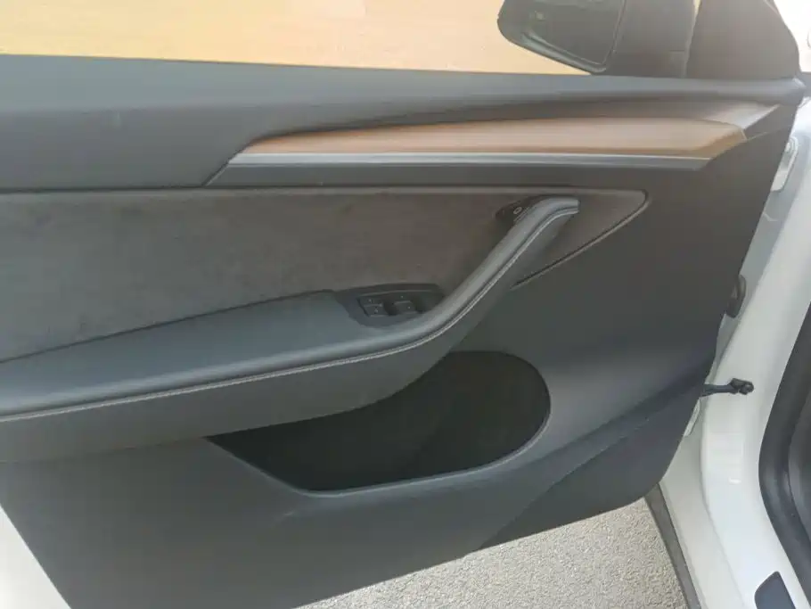 Tesla Model Y — миниатюра 7