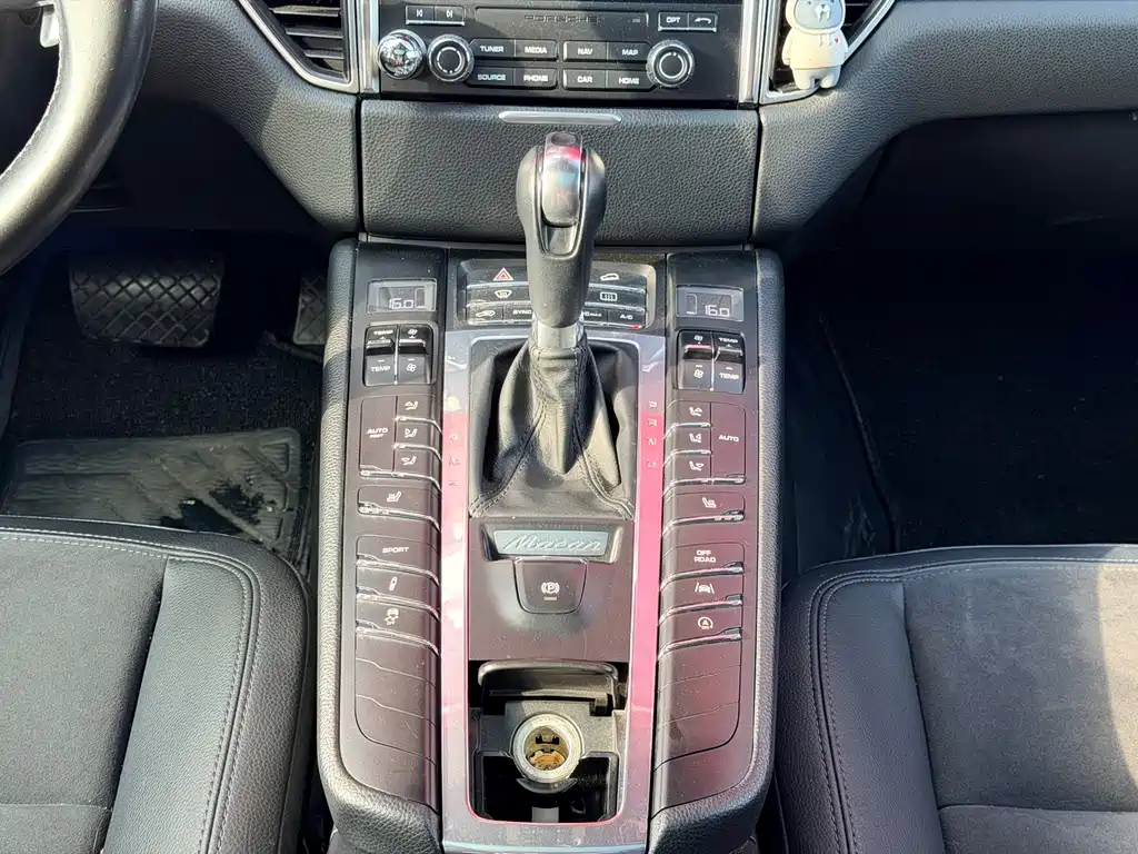 PORSCHE MACAN