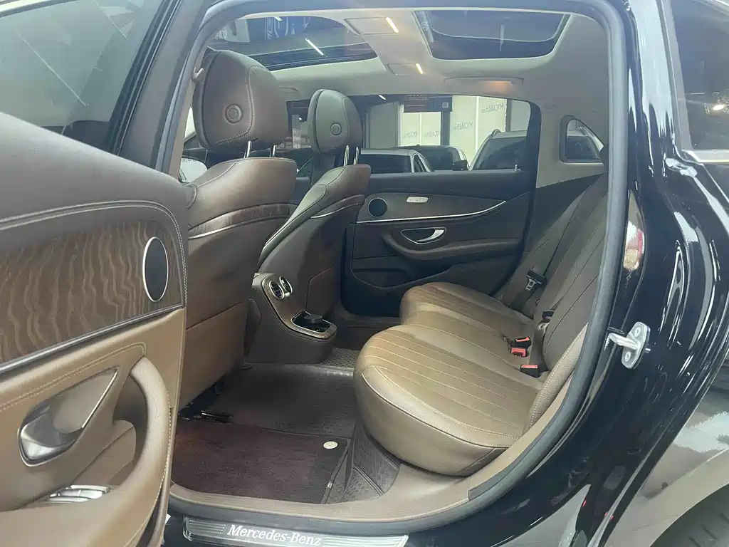 Mercedes-Benz E-Class 2023 — фото 10