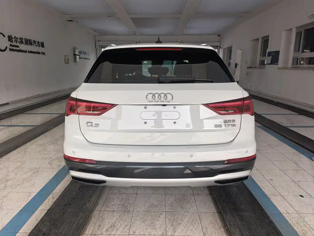 AUDI  Q3