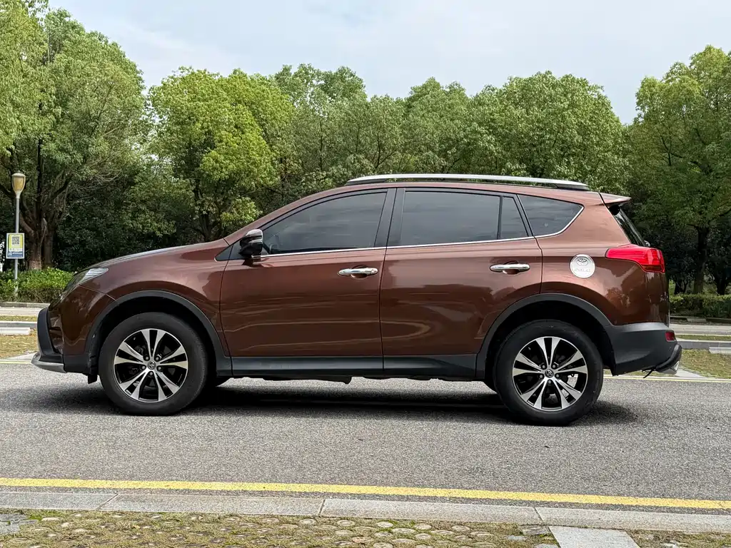 Toyota RAV4 — миниатюра 6
