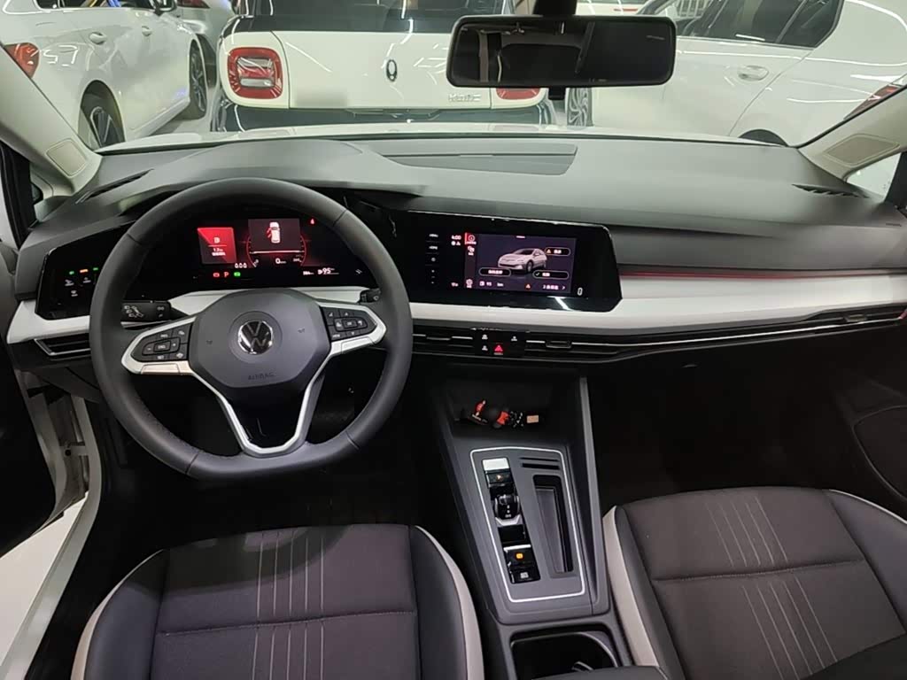 Volkswagen Golf 1.4 л 2023 г. Белый, пробег 600 км