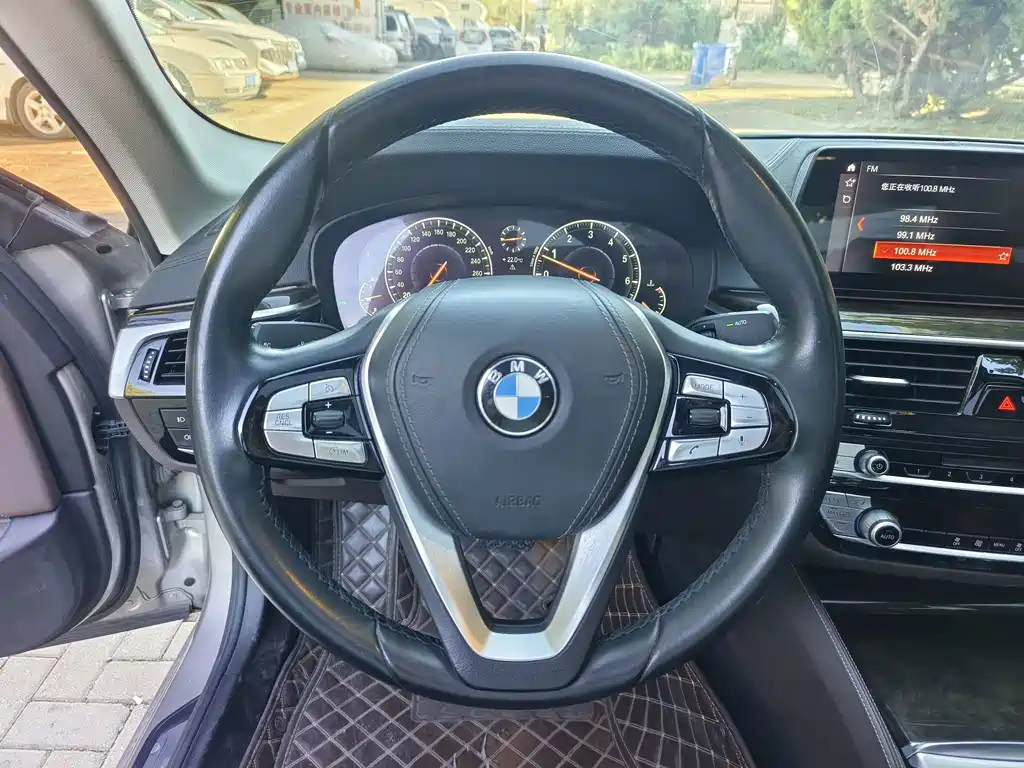 BMW 5 Series — миниатюра 13