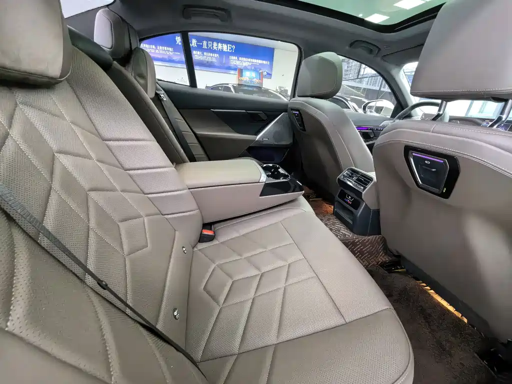 BMW 5 Series — миниатюра 19