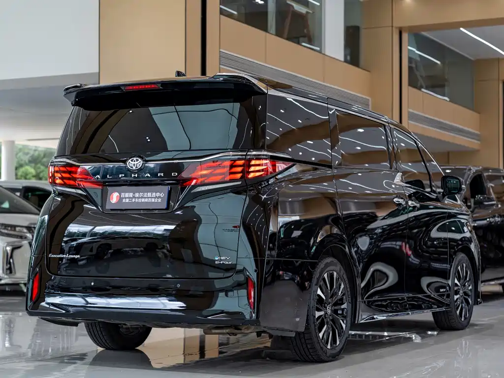 Toyota Alphard — миниатюра 13