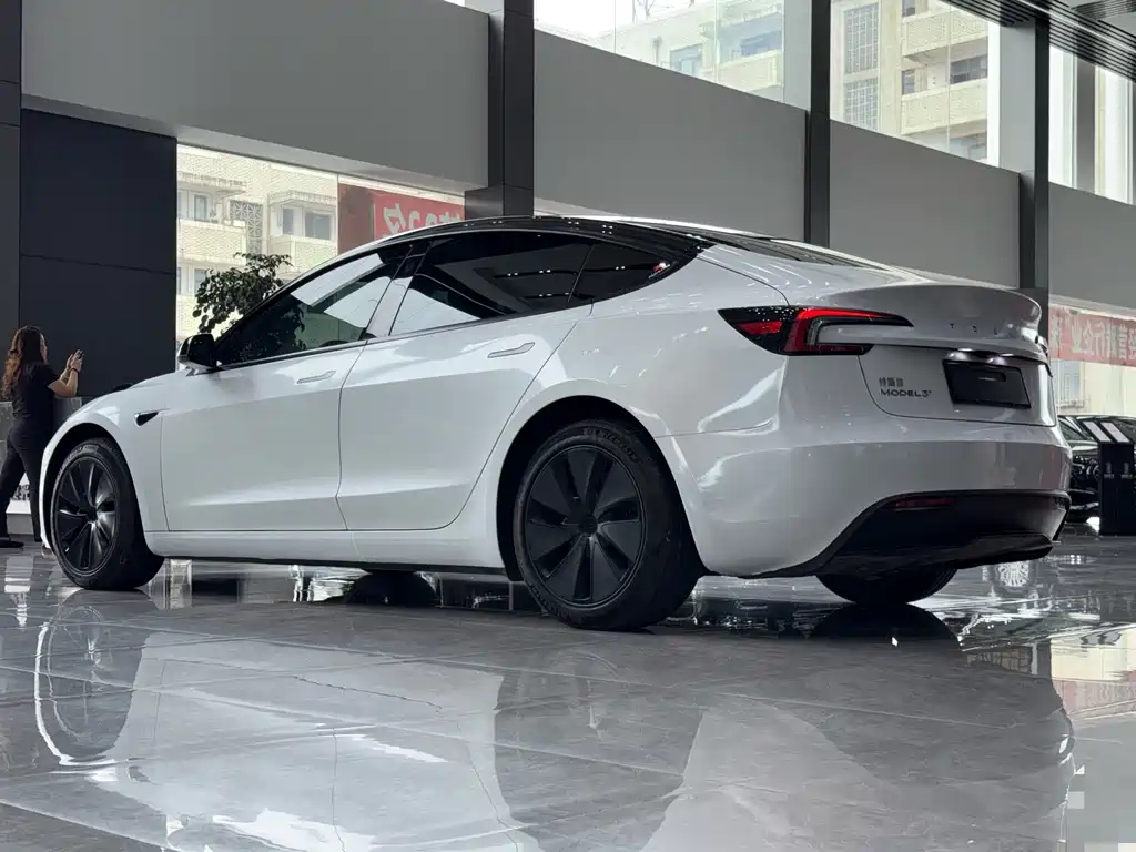 Tesla Model 3 — миниатюра 10