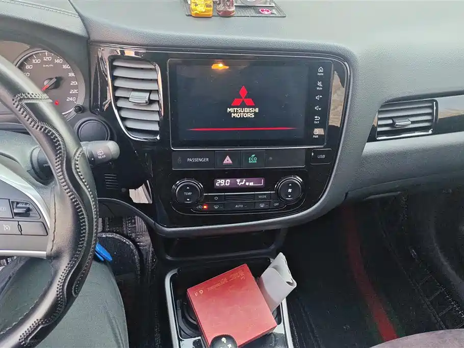 MITSUBISHI OUTLANDER