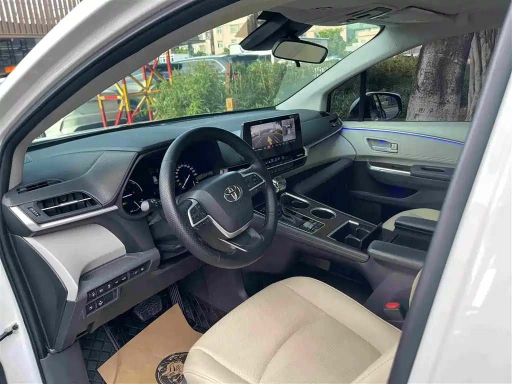 Toyota Sienna — миниатюра 16