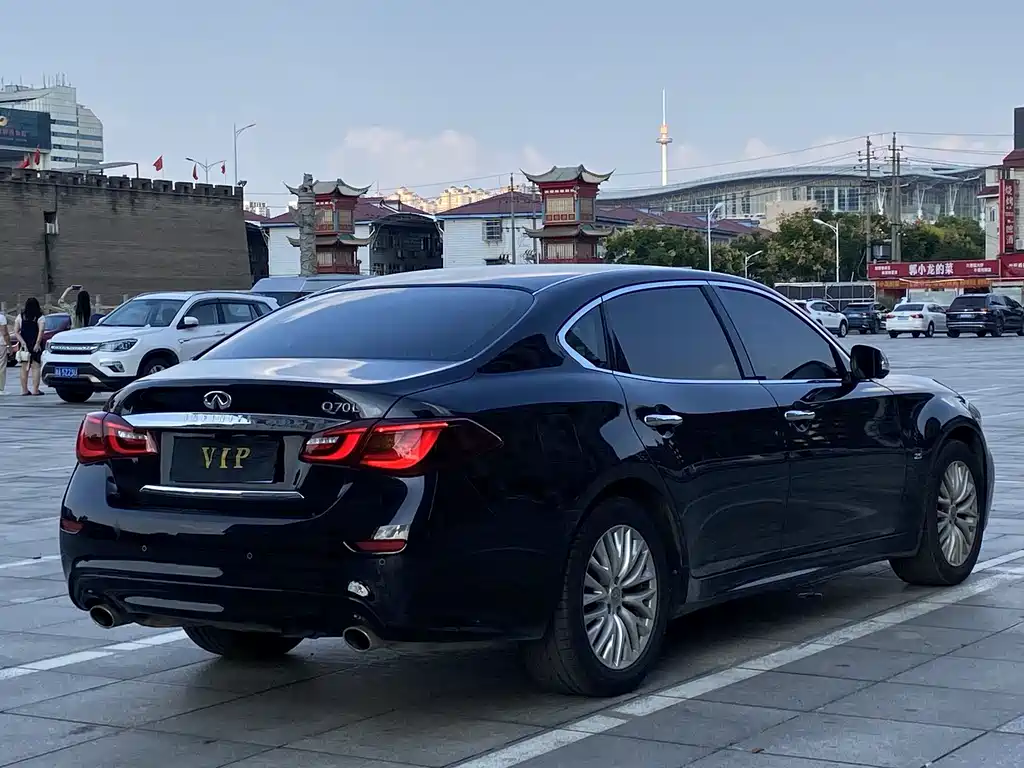 INFINITI Q70