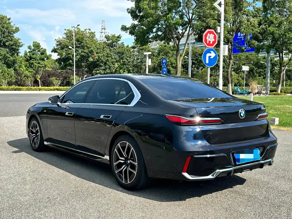 BMW 7 Series — миниатюра 4