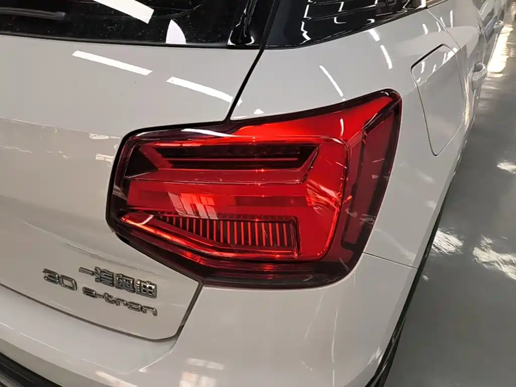 Audi Q2L e-tron — миниатюра 8