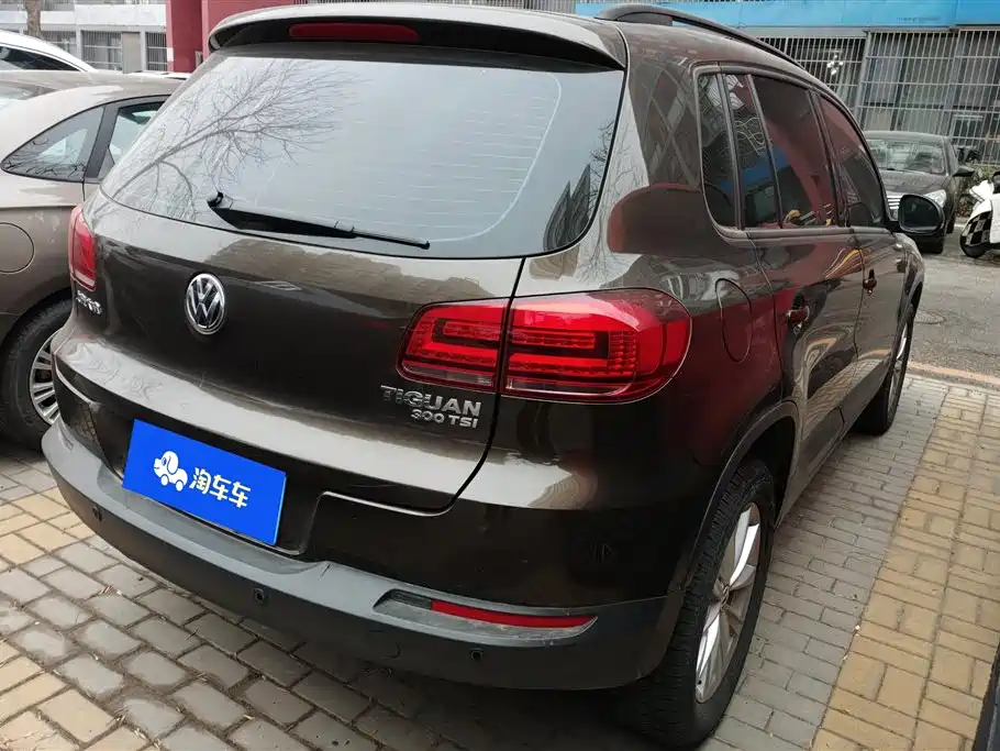 VOLKSWAGEN TIGUAN