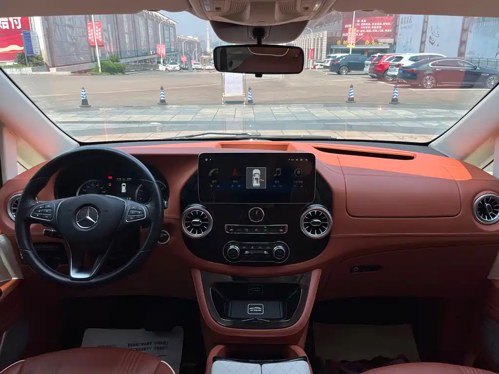 Mercedes-Benz Vito 2023 2.0T 7 мест