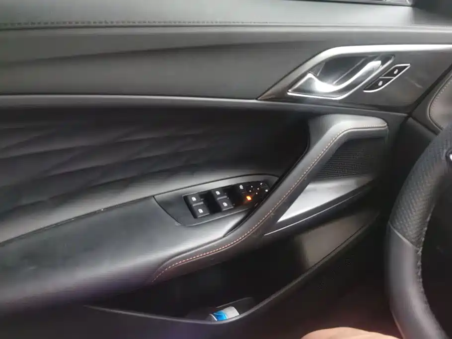 Roewe RX5 New Energy — миниатюра 7