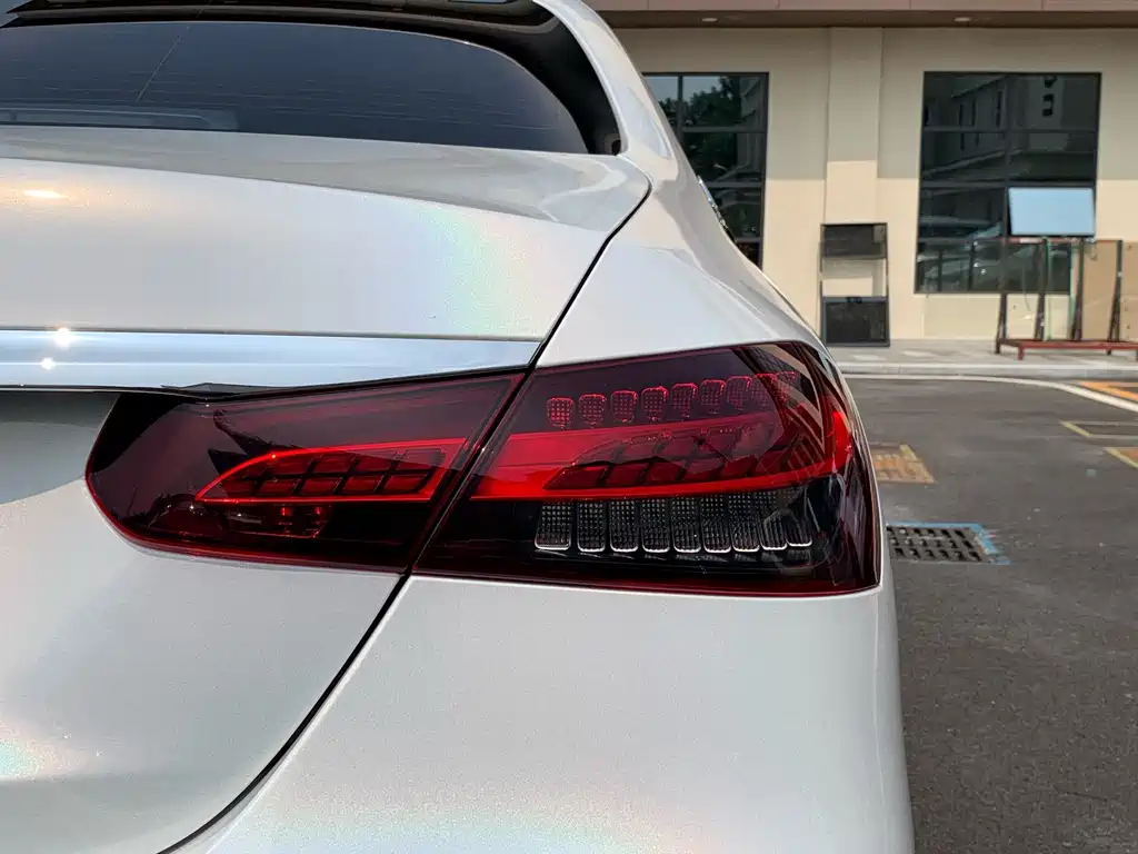 Mercedes-Benz E-Class — миниатюра 12