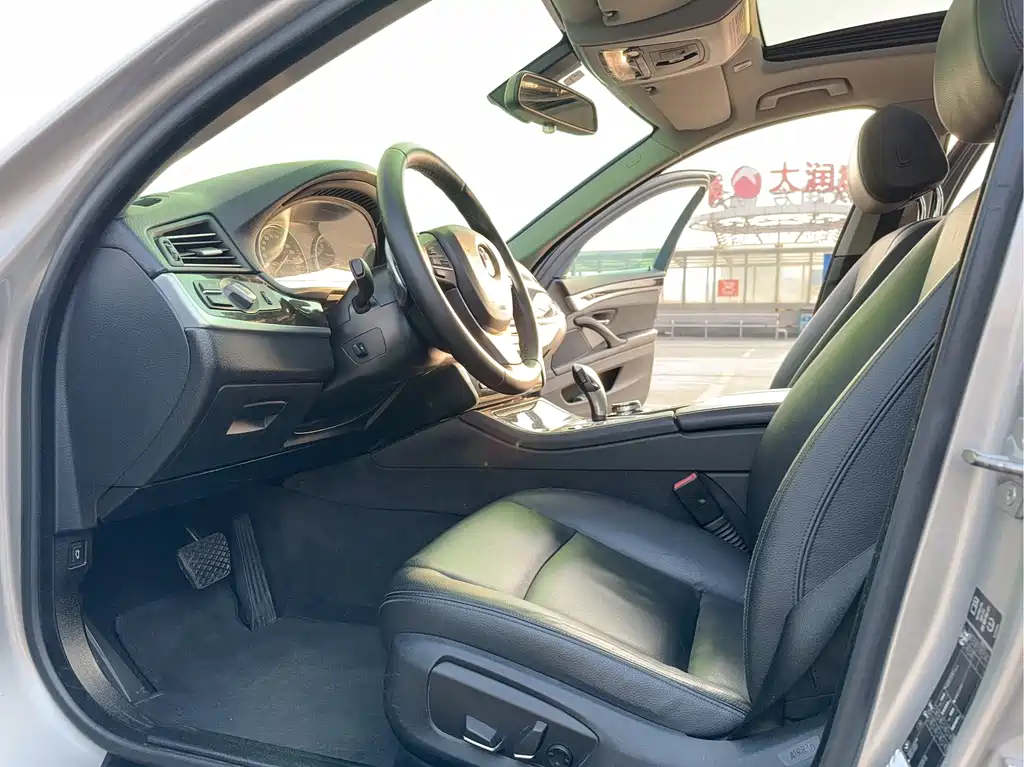 BMW 5 Series — миниатюра 10