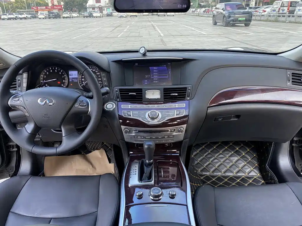 INFINITI Q70