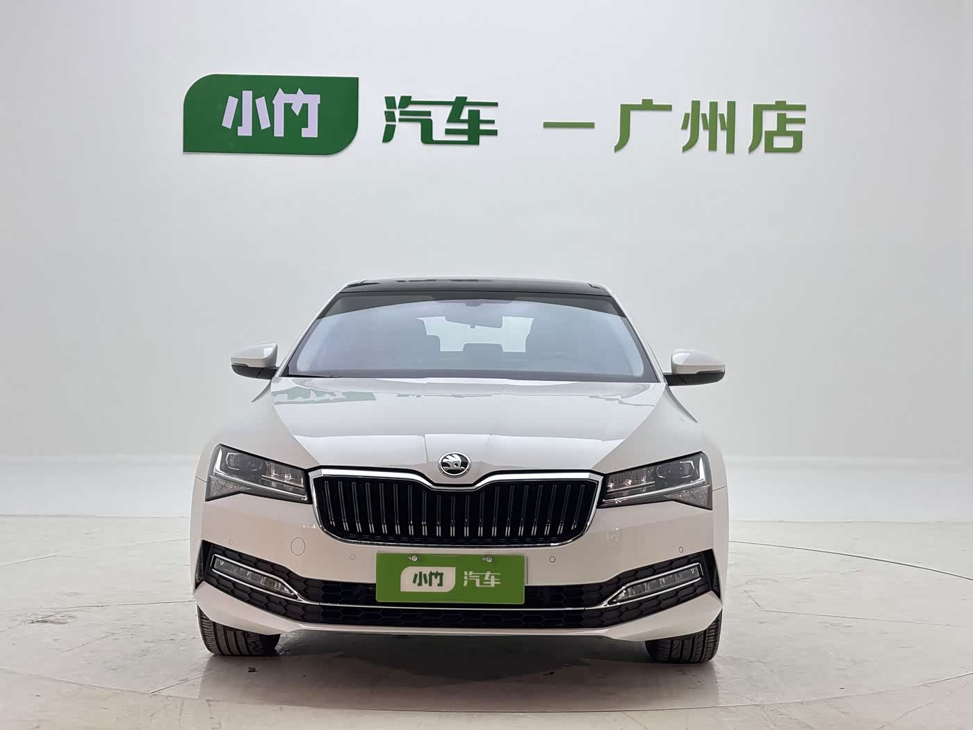 Skoda Superb 1.4 л 2023 г. Белый, пробег 25000 км