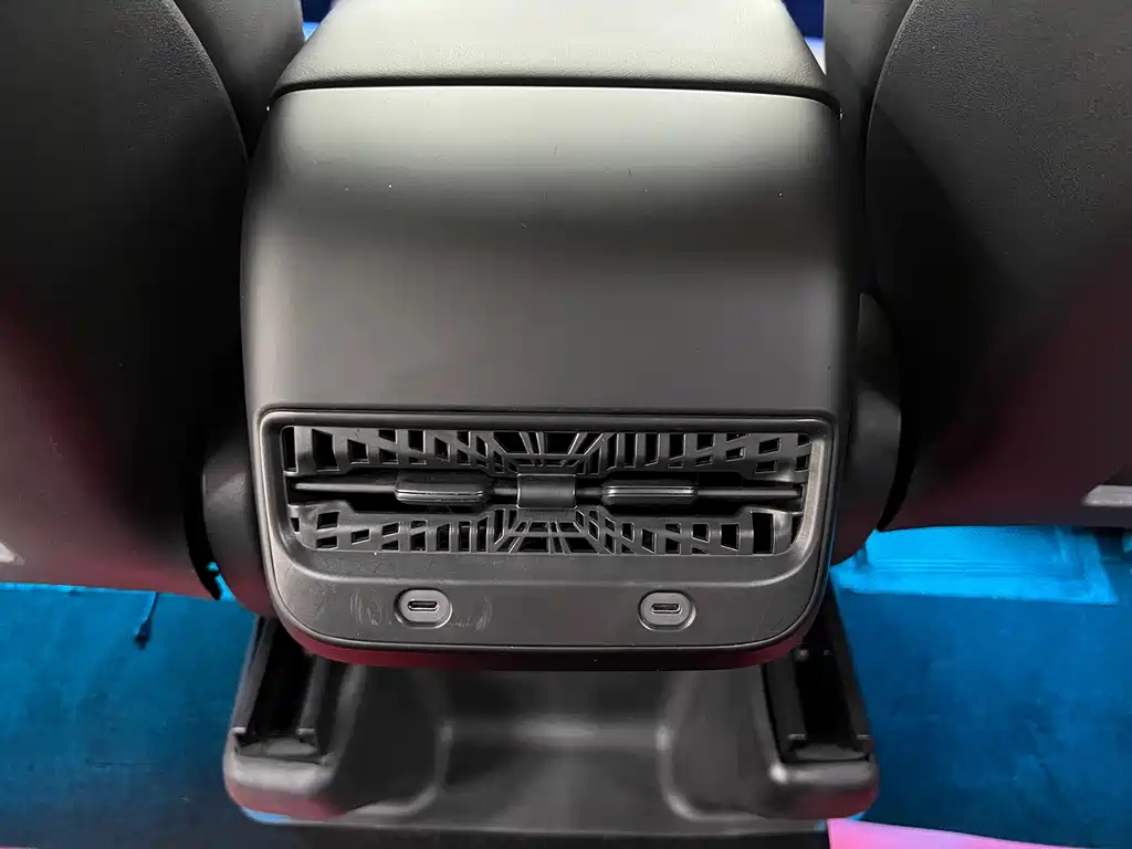 Tesla Model Y — миниатюра 19