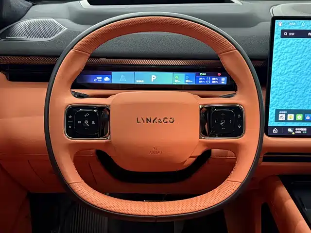 LYNK & CO 900