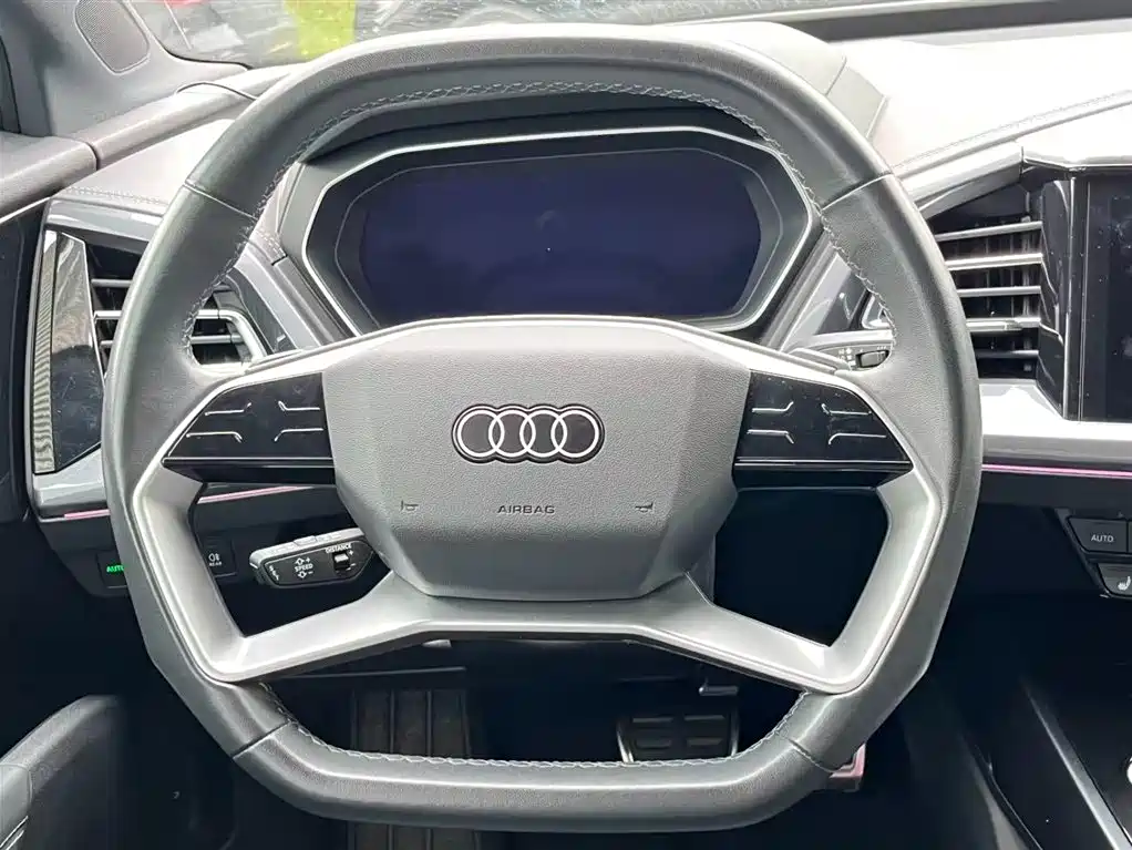 AUDI Q4 E TRON