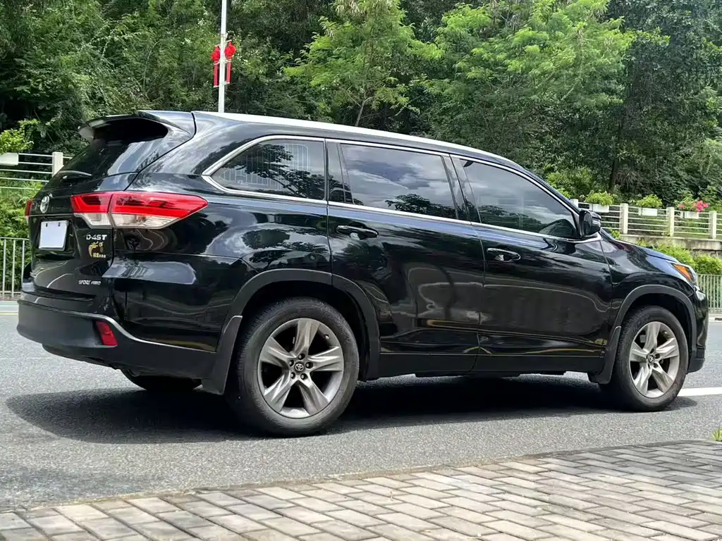 TOYOTA HIGHLANDER
