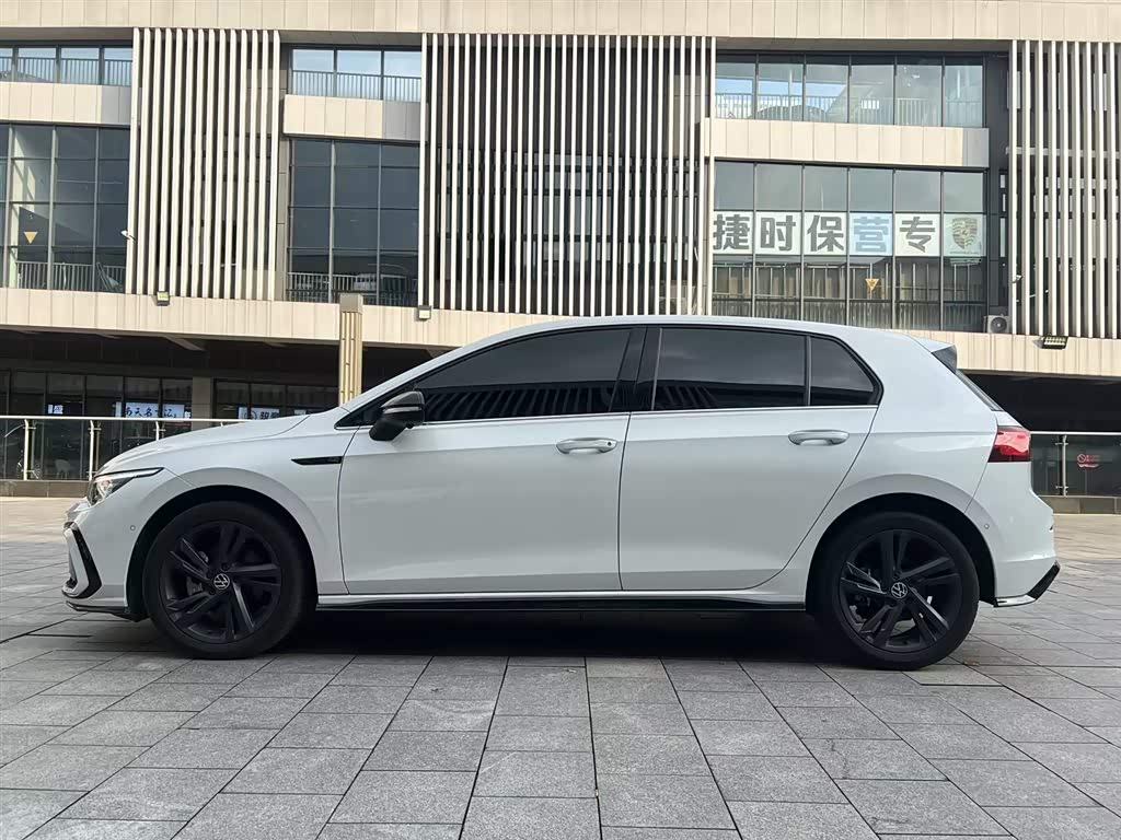 Volkswagen Golf 1.4 л 2023 г. Белый, пробег 27000 км