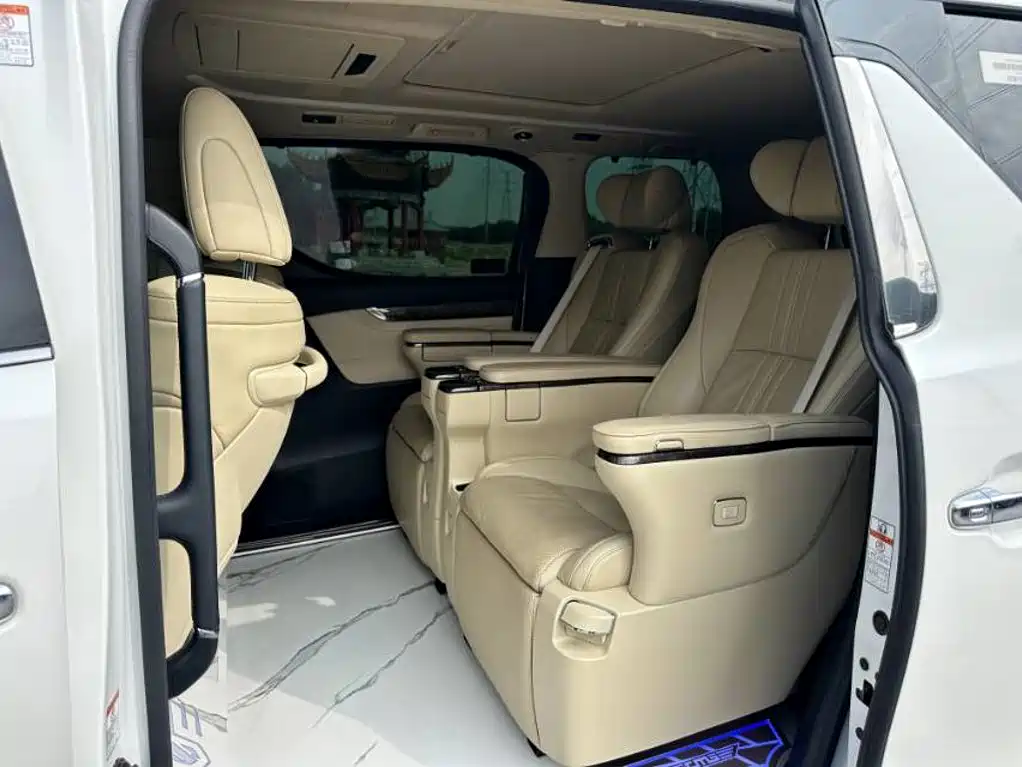 Toyota Alphard — миниатюра 6