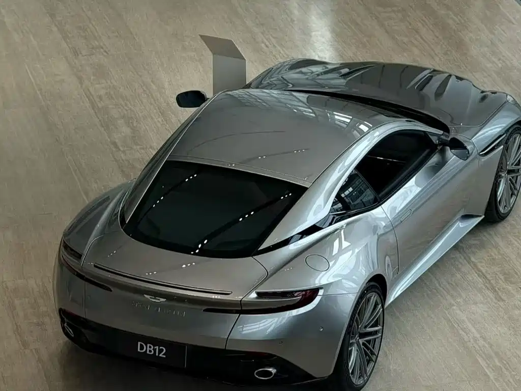 Aston Martin DB12 — миниатюра 2