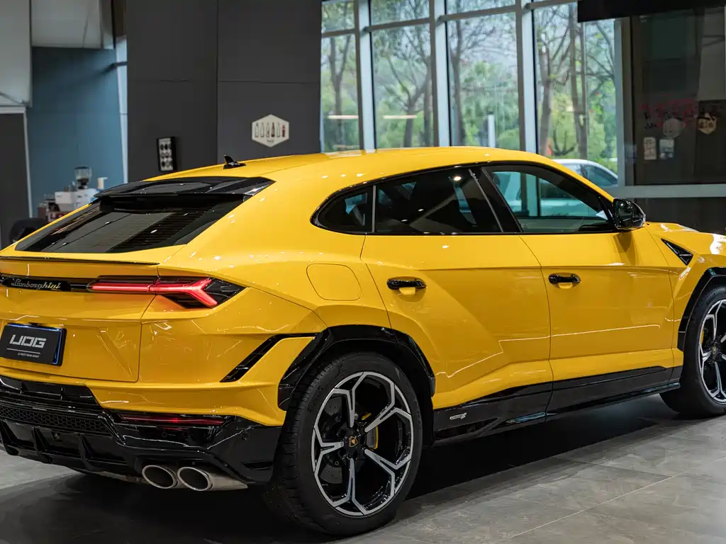 LAMBORGHINI URUS