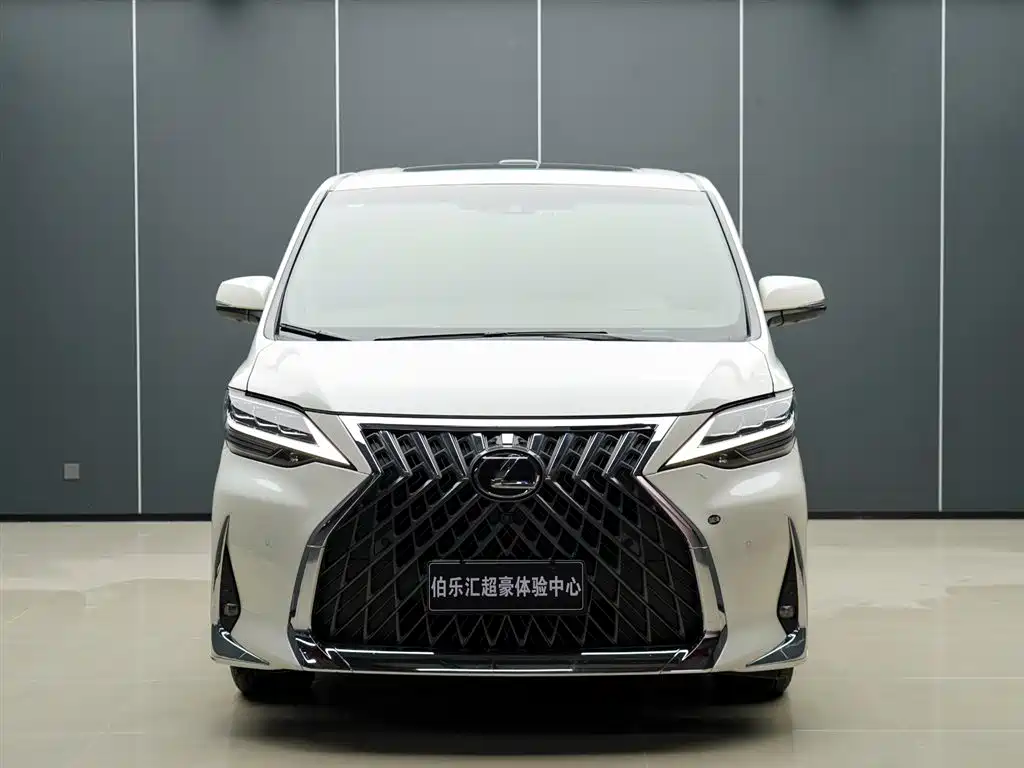 Lexus LM 2023 3.5L мест