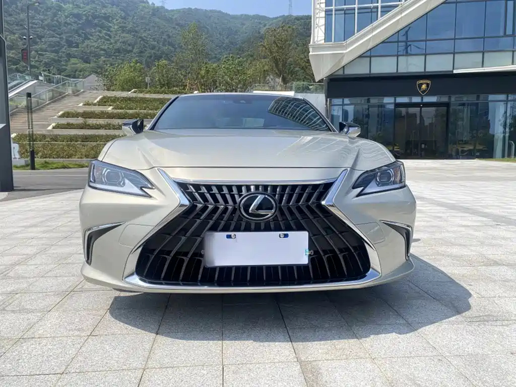 Lexus ES — миниатюра 11