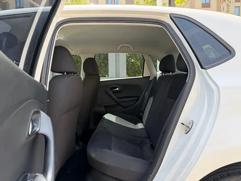 Volkswagen Polo 2013 1.4L AT Comfort