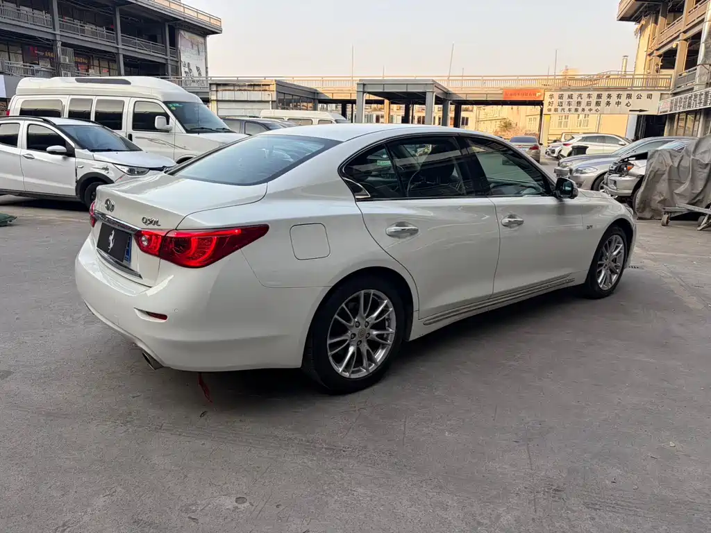 INFINITI Q50L