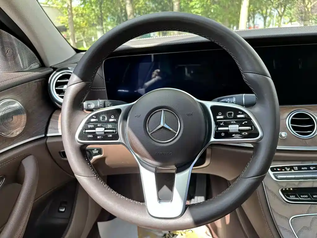 Mercedes-Benz E-Class — миниатюра 10