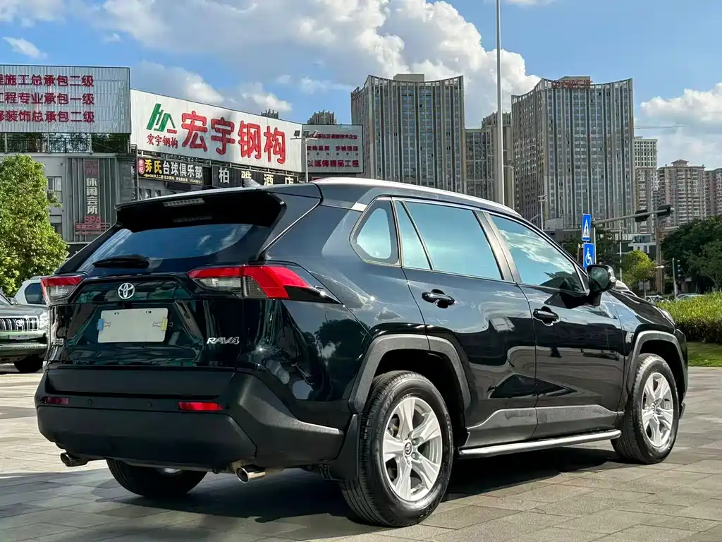Toyota RAV4 — миниатюра 5