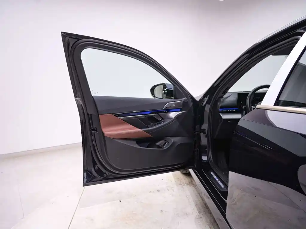 BMW 5 Series — миниатюра 12