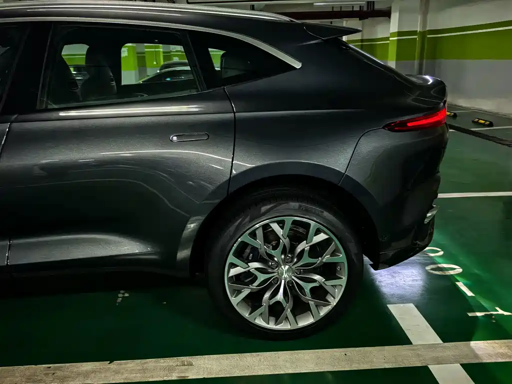 Aston Martin DBX — миниатюра 7